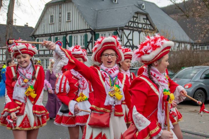 Saalhausen feiert ausgelassenen Rosenmontagszug