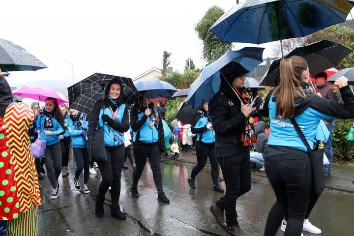 Karnevalisten in Eichhagen trotzen dem Regen