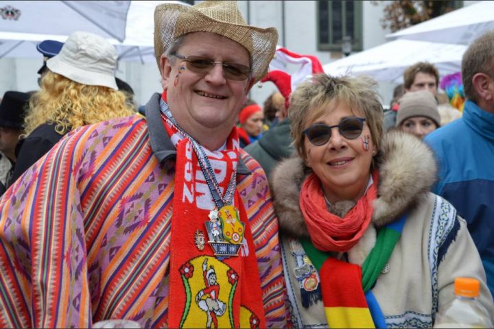 Hunderte Karnevalisten feiern Attendorner Gardebiwak