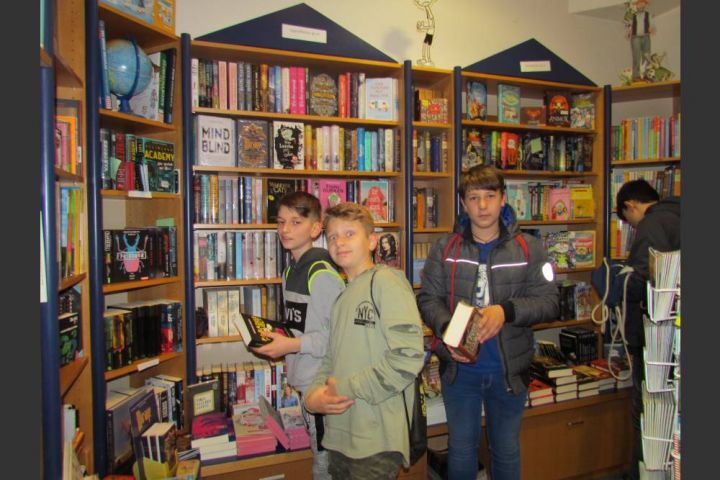 Sekundarschüler besuchen Bücherei Hamm in Altenhundem