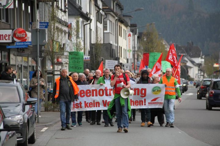100 Teilnehmer demonstrieren für eine bunte Lennestadt