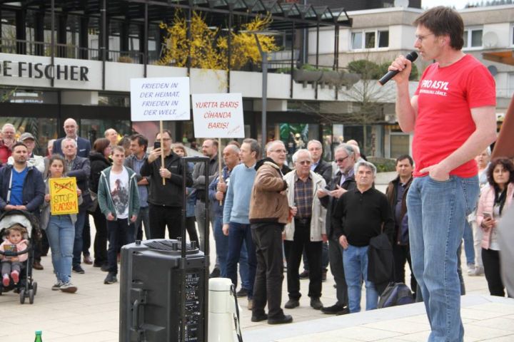 100 Teilnehmer demonstrieren für eine bunte Lennestadt