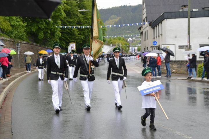 Stadtschützenfest Elspe: Gute Laune trotz Regen beim Festzug