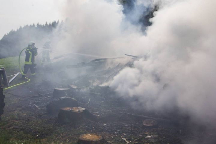 Waldbrand-Gefahr: Kontrolliertes Feuer gerät in Halberbracht außer Kontrolle