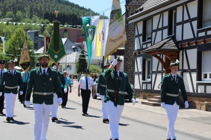 Prächtiger Festzug zum 100-jähriges Jubiläum in Hofolpe