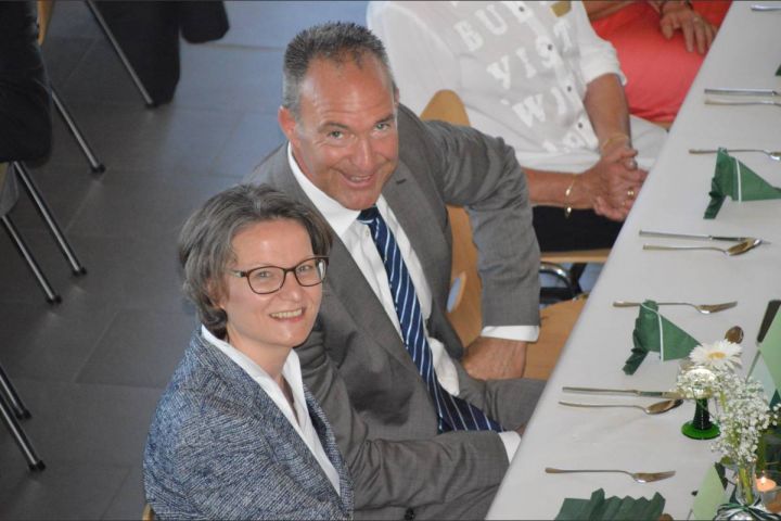 Ministerin Ina Scharrenbach gratuliert zum Geburtstag