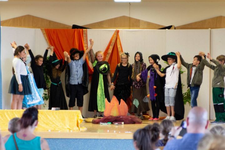 St.-Nikolaus-Grundschüler führen Theaterstück „Die kleine Hexe“ auf