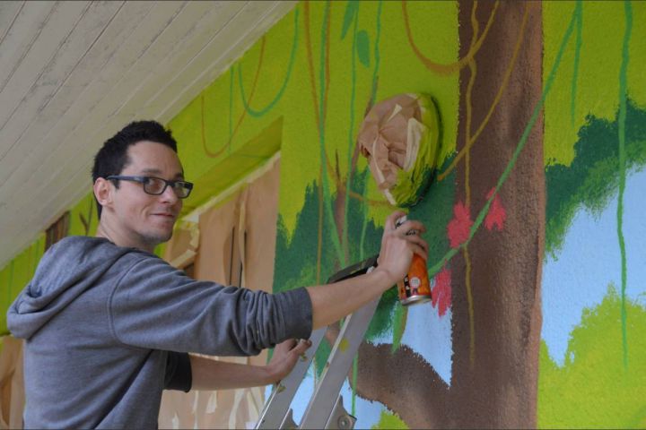 Heldener Grundschüler bringen Kunst auf die Wand