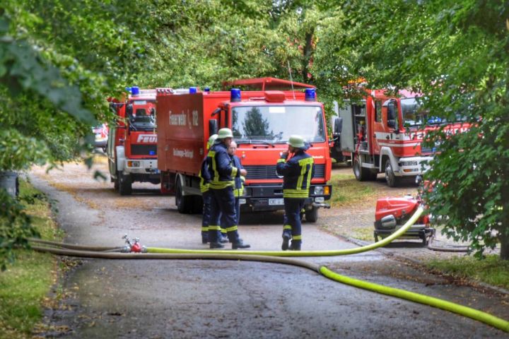 130 Einsatzkräfte kämpfen gegen Dachstuhlbrand im Hotel Carpe Diem