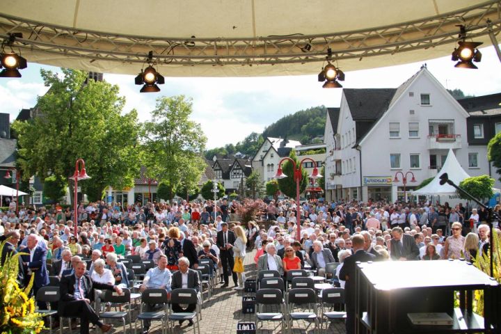 50. Geburtstag der Lennestadt: Große Feier auf dem Rathausplatz
