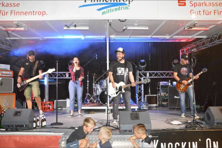 Heimische Bands rocken den Finnentroper Rathausplatz