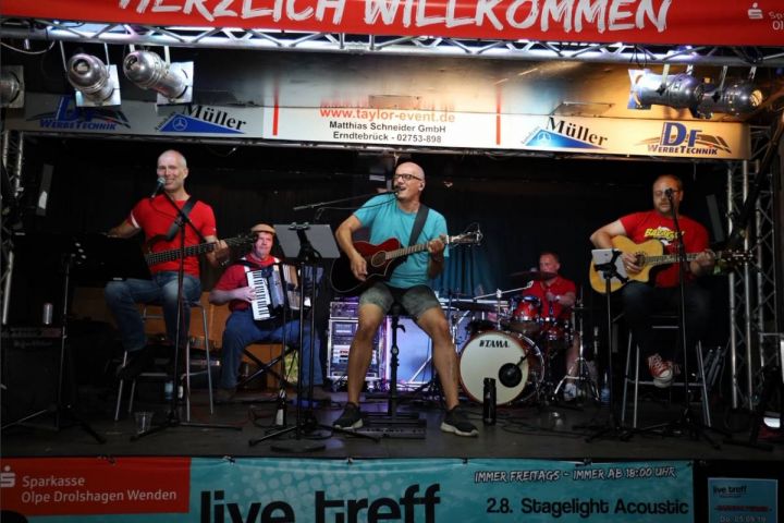 „Nix wie Kölsch“ begeistert mehr als 500 Zuhörer beim Live-Treff in Drolshagen