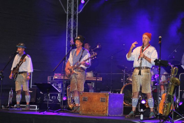 Stadtfest in Lennestadt begeistert mit Live-Musik auf vier Bühnen