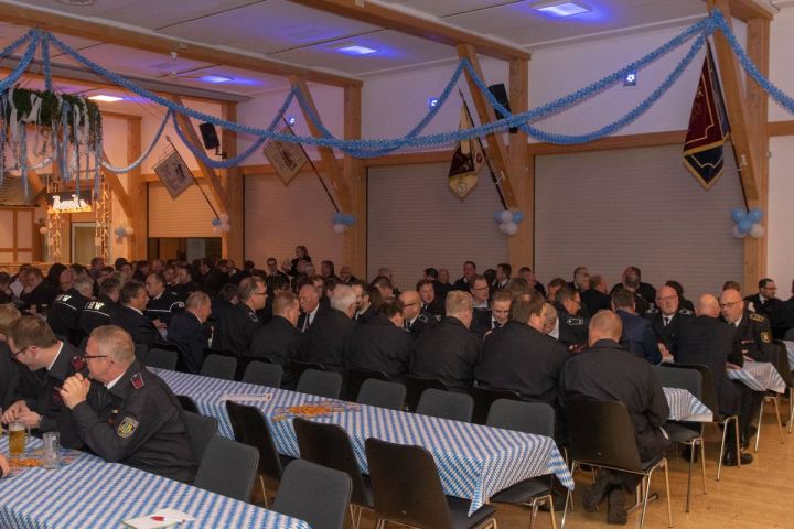 Blauröcke feiern Stadtfeuerwehrtag mit bayrischem Flair in Elspe