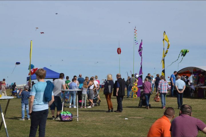 Bunte Drachen tanzen am Himmel über Heggen