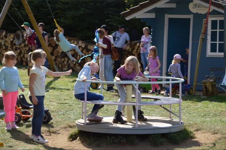 Bunte Drachen tanzen am Himmel über Heggen