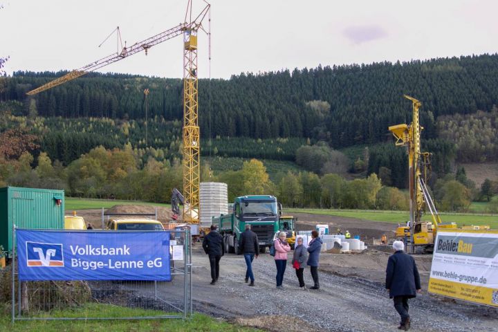 Grundstein für „WohnGut“ in Saalhausen gelegt - Beteiligte versenken Zeitkapsel