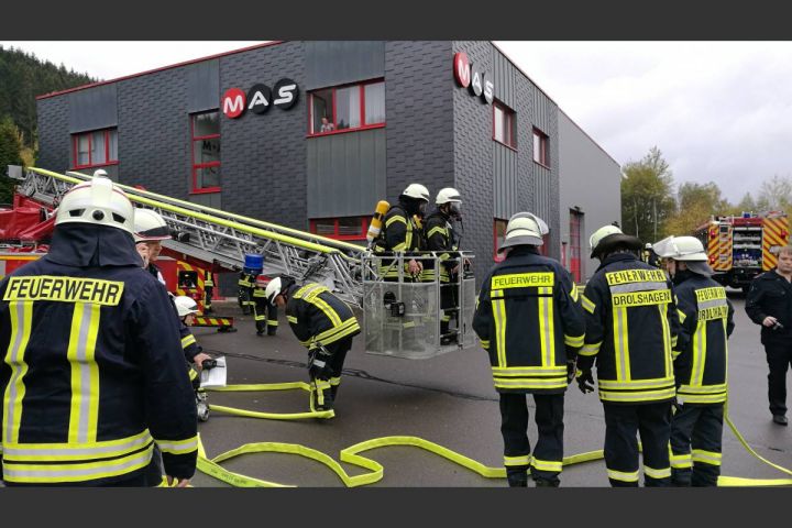 Feuerwehr Drolshagen rettet Personen aus brennendem Gebäude