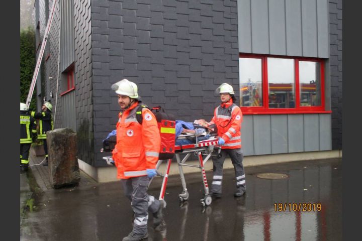 Feuerwehr Drolshagen rettet Personen aus brennendem Gebäude