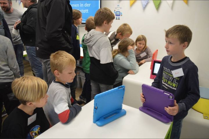 Hünsborner Grundschüler lernen spielerisch in der mobilen Digitalwerkstatt