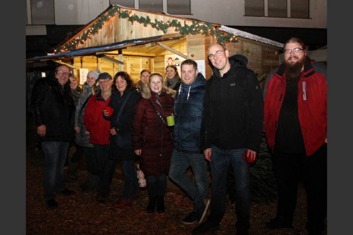 Gemütlich und beschaulich: Altenhundemer Weihnachtsdorf ist eröffnet