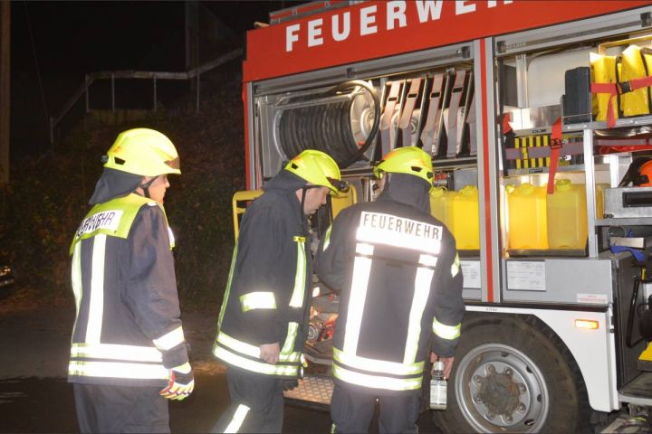 70 Feuerwehrleute bekämpfen Brand bei Eibach Federn in Rönkhausen