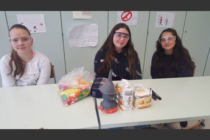 Grundschüler experimentieren im Labor am Rivius Gymnasium