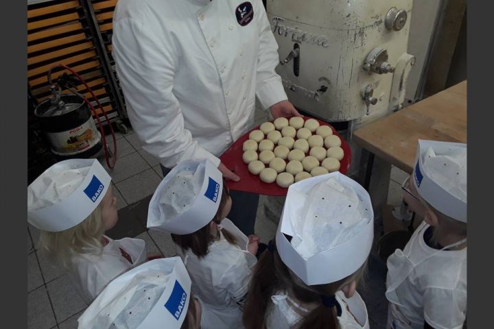 Kinder besuchen Weihnachtsbäckerei in Oberveischede