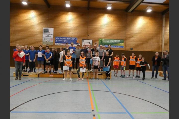 Klasse 8c vom Gymnasium Maria Königin gewinnt Nikolaus-Basketballturnier