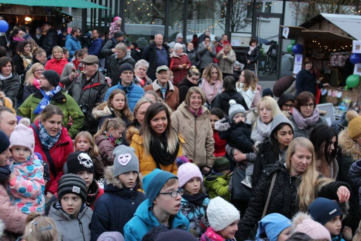 Vorweihnachtliche Atmosphäre : Finnentroper Weihnachtsmarkt lockt die Besucher an