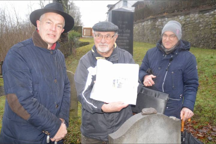 Grünen-MdL Johannes Remmel besucht jüdischen Friedhof in Attendorn