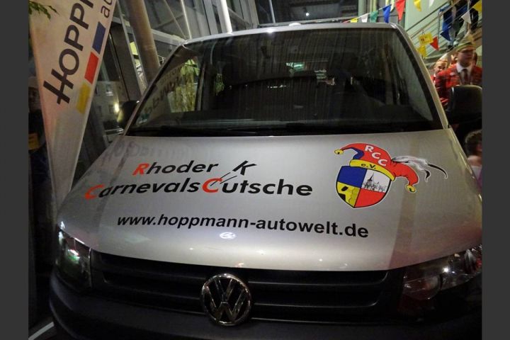 Autowelt Hoppmann stellt Fahrzeuge für Karnevalisten