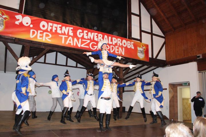 Tanzgarden aus der Region begeistern die Zuschauer in Kirchveischede