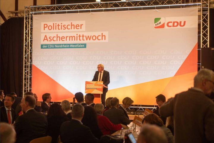 Ministerpräsident Laschet zeigt in Kirchveischede klare Kante gegen rechts