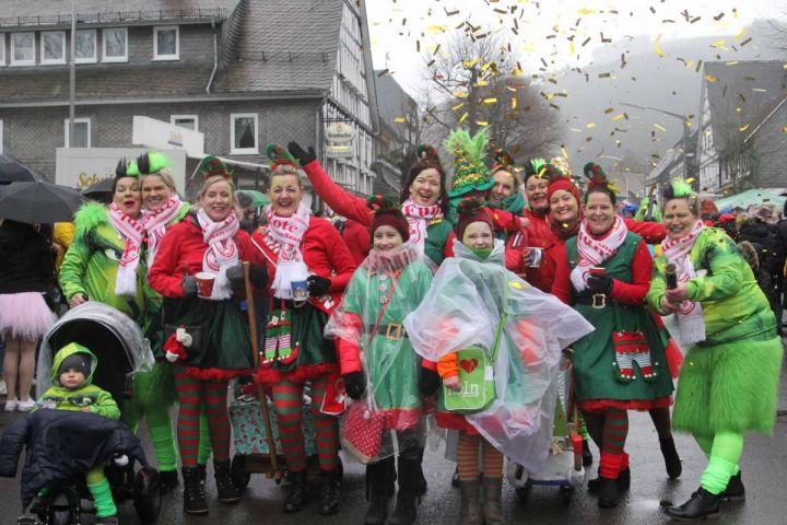 Rosenmontagszug in Saalhausen: Jecken feiern bunten Straßenkarneval
