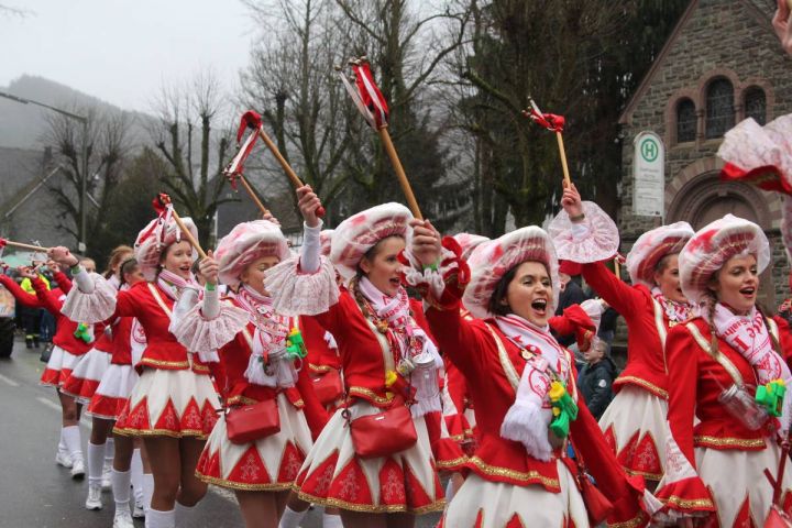 Rosenmontagszug in Saalhausen: Jecken feiern bunten Straßenkarneval