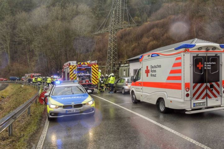 Update: Vier Verletzte bei Unfall nahe Gleierbrück – B 236 über zwei Stunden voll gesperrt