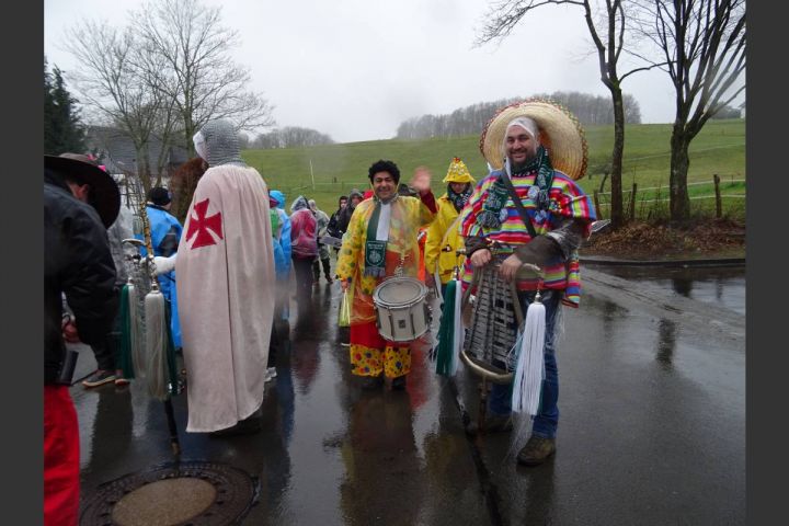 Pitschnass und trotzdem Spaß: Karnevalsumzug in Eichhagen trotzt dem Regen