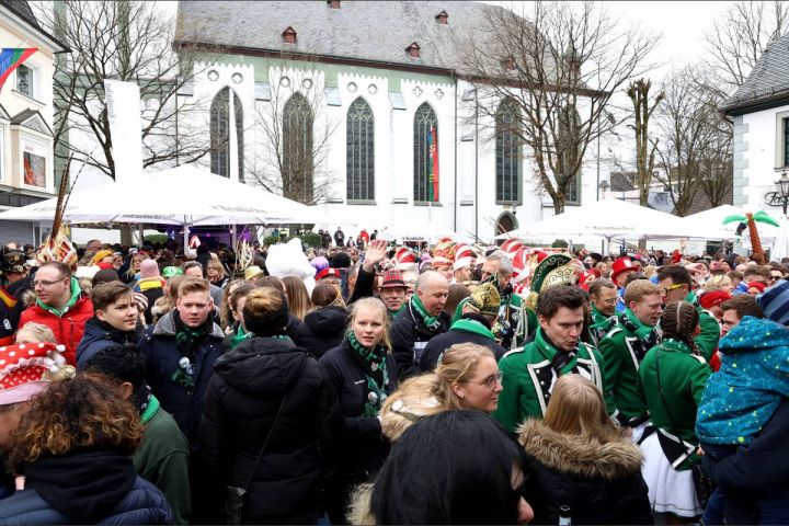 1.200 Besucher beim Gardebiwak der Attendorner Karnevalsgesellschaft
