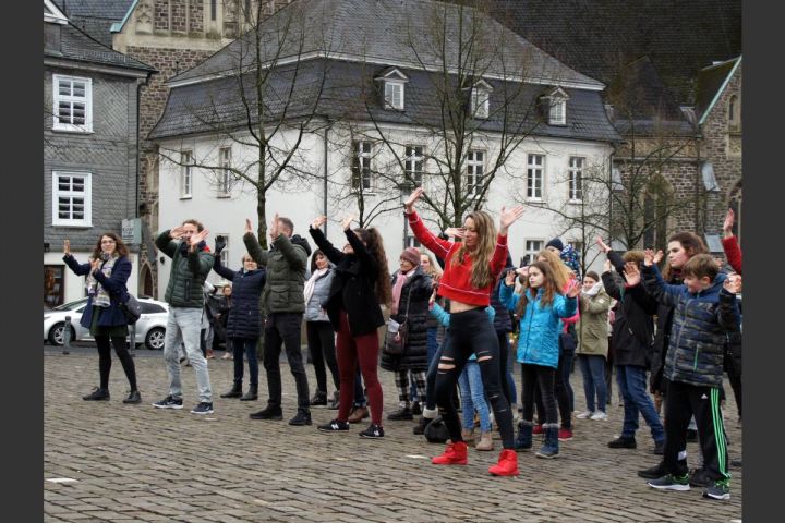 Olper tanzen bei „One billion rising“ gegen Gewalt gegen Frauen