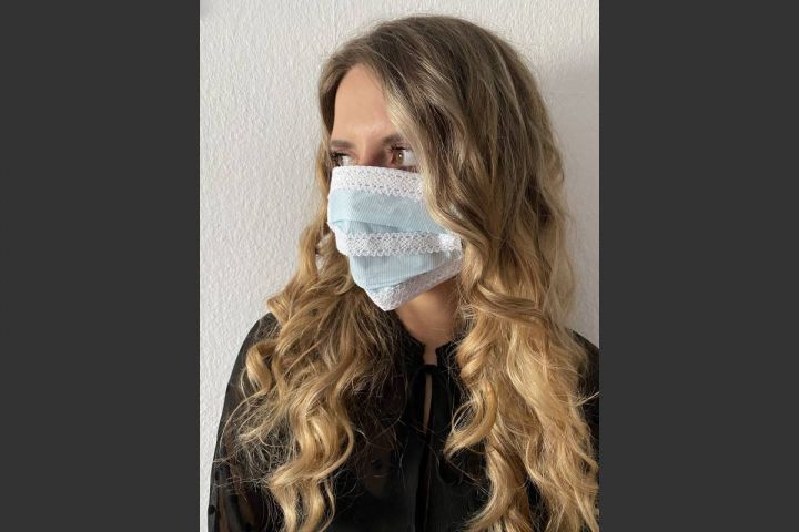 Positive Botschaft: Aileen Michel verziert Atemschutzmasken