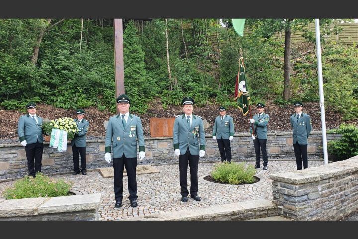 Drive-in auf dem Dorfplatz und Schützenhochamt in Saßmicke