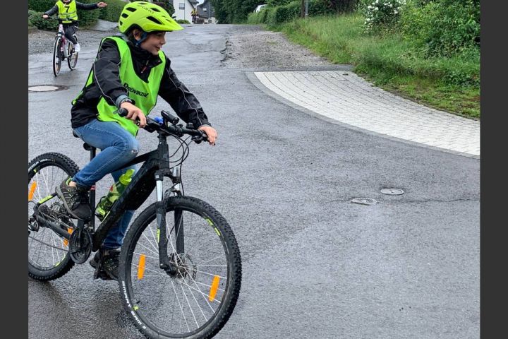 Fahrrad-Prüfung in Eigenregie: Hünsborner Viertklässler freuen sich