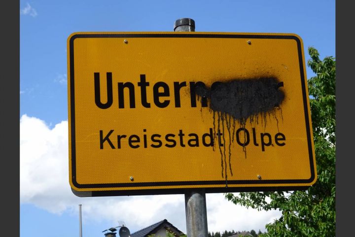 Fassungslosigkeit in Neger: Unbekannte übersprühen Ortsnamen