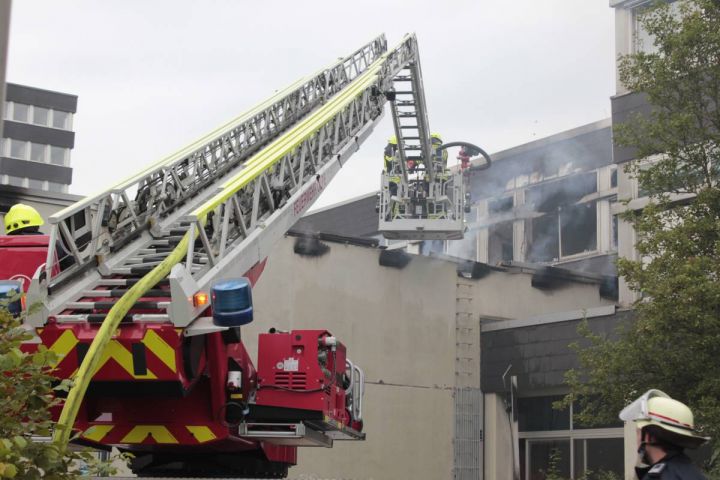 Update: Realschul-Aula in Olpe völlig ausgebrannt – Gebäude teilweise einsturzgefährdet