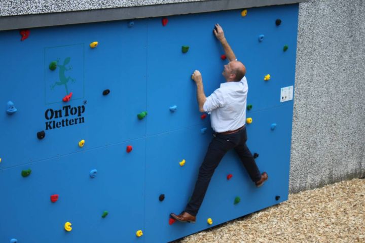Begeisterte Kinder in Welschen Ennest: Neue Kletterwand für die Grundschule