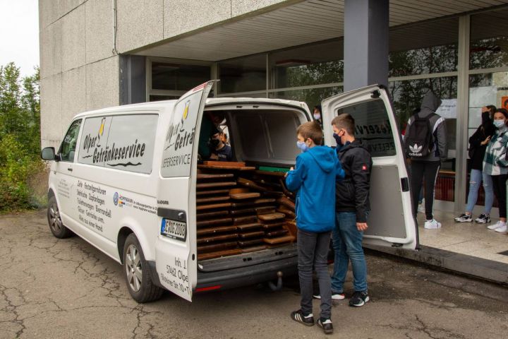 Olper Getränkeservice spendet Sitzgarnituren an Sekundarschule Olpe-Drolshagen