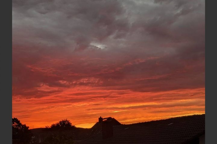 Leserfotos: Aufgehende Sonne zaubert feuerroten Morgenhimmel