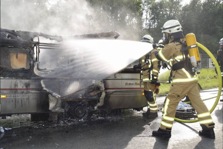 Update: Wohnwagen brennt auf L 539 vollständig aus