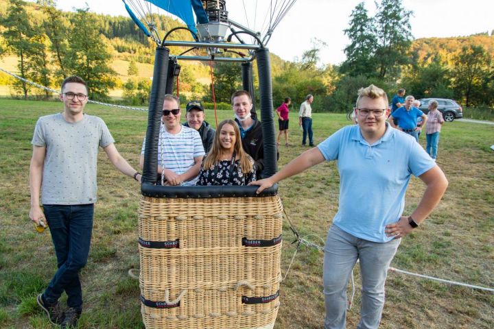 Volksbank sponsert jungen Piloten: Ballontaufe von „Friedrich“ in Oberelspe